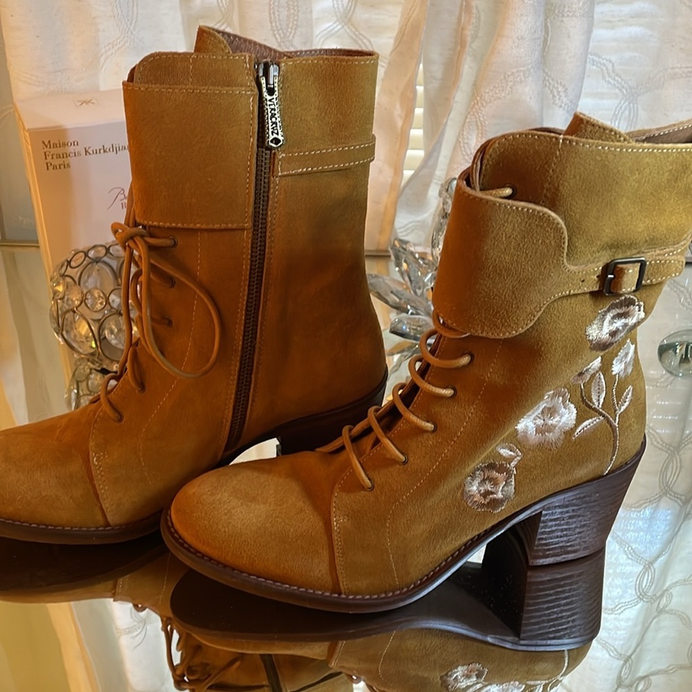 Sundance + Vera Cruz mid-calf suede boots. Lace-up & Embroidered 40 (9.5-10) NWT - Picture 4 of 9